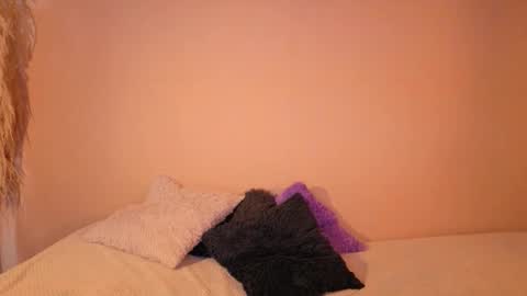 Emilia Gomez online show from November 12, 2025, 2:06 pm