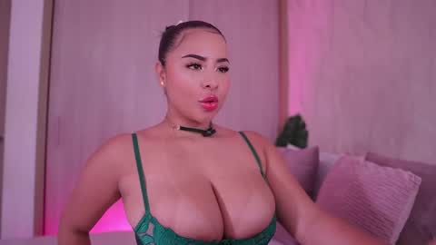 Snapshot of emiily_bell chatting on October 30, 2025, 1:45 pm online show from October 30, 2025, 1:45 pm