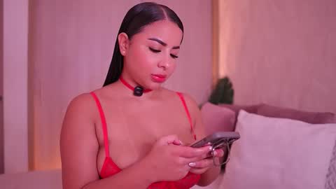 Snapshot of emiily_bell chatting on November 6, 2025, 6:31 pm online show from November 6, 2025, 6:31 pm