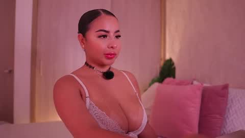 Snapshot of emiily_bell chatting on November 7, 2025, 9:37 pm online show from November 7, 2025, 9:37 pm