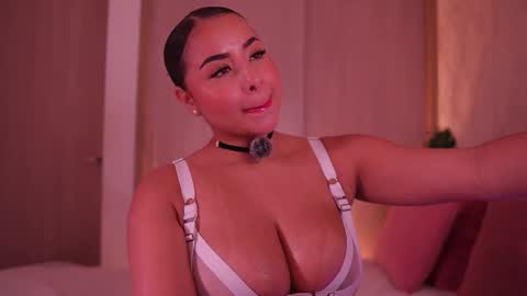 Snapshot of emiily_bell chatting on November 10, 2025, 10:53 pm online show from November 10, 2025, 10:53 pm