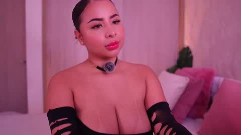 Snapshot of emiily_bell chatting on November 11, 2025, 3:12 pm online show from November 11, 2025, 3:12 pm