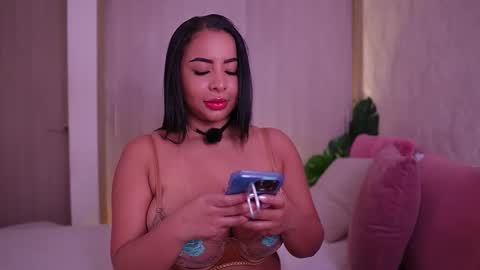 Snapshot of emiily_bell chatting on November 12, 2025, 6:19 pm online show from November 12, 2025, 6:19 pm