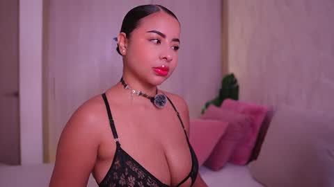 Snapshot of emiily_bell chatting on November 17, 2025, 2:01 pm online show from November 17, 2025, 2:01 pm