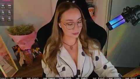 Snapshot of emili1_bc chatting on December 1, 2025, 11:48 am Emili online show from December 1, 2025, 11:48 am