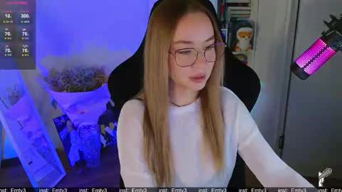 Snapshot of emili1_bc chatting on December 3, 2025, 2:04 pm Emili online show from December 3, 2025, 2:04 pm