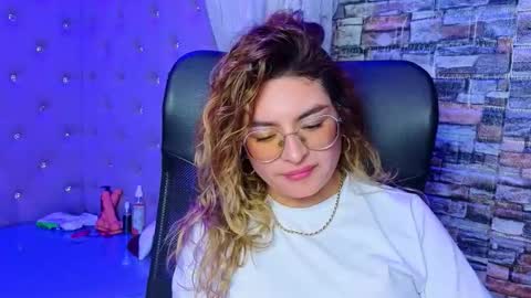 Snapshot of emili_rouse_ chatting on December 14, 2025, 2:50 am Emy online show from December 14, 2025, 2:50 am