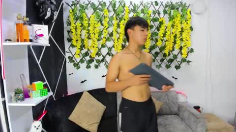 Snapshot of emilicollinss chatting on December 4, 2024, 5:27 am EMILI AND GIN online show from December 4, 2024, 5:27 am