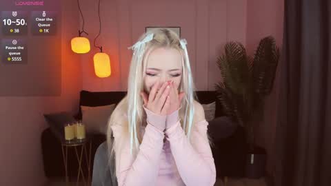 Snapshot of emily_air chatting on January 1, 2025, 9:41 pm Emily online show from January 1, 2025, 9:41 pm