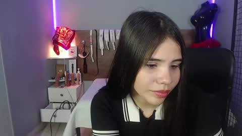 Snapshot of emily_beltonn chatting on December 5, 2024, 8:22 pm              online show from December 5, 2024, 8:22 pm