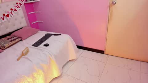 Snapshot of emily_beltonn chatting on February 12, 2025, 9:43 pm              online show from February 12, 2025, 9:43 pm