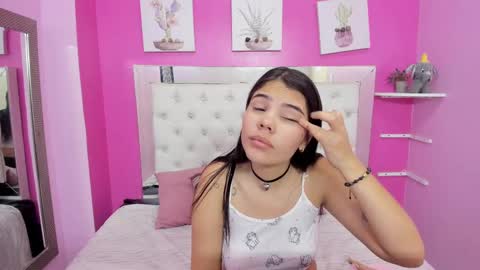 Snapshot of emily_beltonn chatting on February 23, 2025, 2:35 pm              online show from February 23, 2025, 2:35 pm