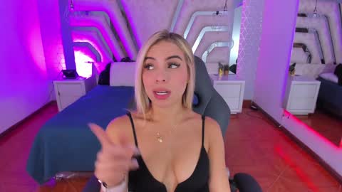 Snapshot of emily_ellen chatting on January 18, 2025, 10:39 am Emily online show from January 18, 2025, 10:39 am