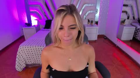 Snapshot of emily_ellen chatting on January 24, 2025, 10:32 am Emily online show from January 24, 2025, 10:32 am