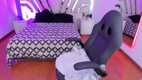 Snapshot of emily_ellen chatting on February 13, 2025, 10:34 am Emily online show from February 13, 2025, 10:34 am