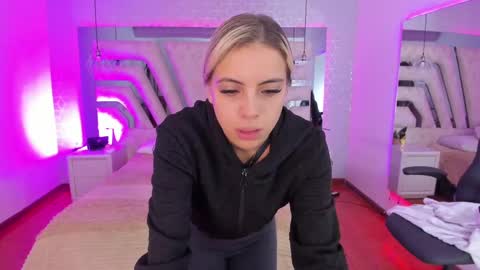 Snapshot of emily_ellen chatting on February 15, 2025, 10:22 am Emily online show from February 15, 2025, 10:22 am