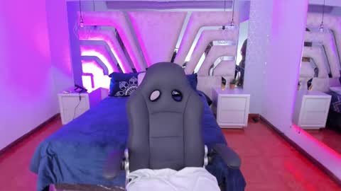 Snapshot of emily_ellen chatting on February 21, 2025, 10:39 am Emily online show from February 21, 2025, 10:39 am