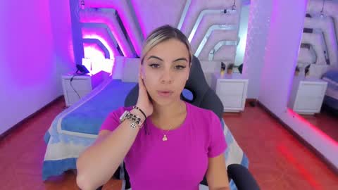 Snapshot of emily_ellen chatting on February 25, 2025, 10:37 am Emily online show from February 25, 2025, 10:37 am