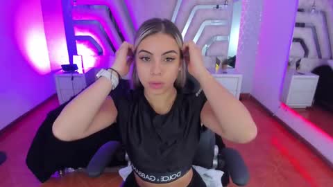 Snapshot of emily_ellen chatting on March 6, 2025, 10:30 am Emily online show from March 6, 2025, 10:30 am