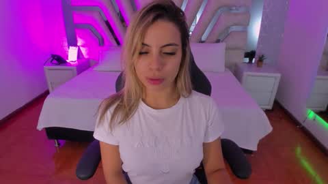 Snapshot of emily_ellen chatting on September 15, 2025, 10:59 am Emily online show from September 15, 2025, 10:59 am