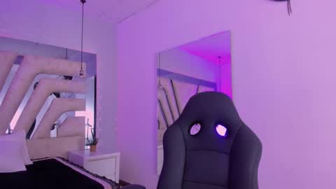 Snapshot of emily_ellen chatting on October 15, 2025, 10:48 am Emily online show from October 15, 2025, 10:48 am