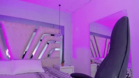 Snapshot of emily_ellen chatting on November 19, 2025, 11:21 am Emily online show from November 19, 2025, 11:21 am