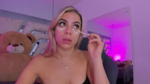 Snapshot of emily_ellen chatting on December 15, 2025, 11:36 am Emily online show from December 15, 2025, 11:36 am