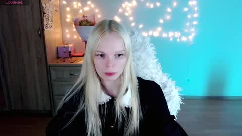 Lia online show from March 3, 2025, 3:42 pm