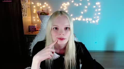 Lia online show from March 3, 2025, 6:44 pm