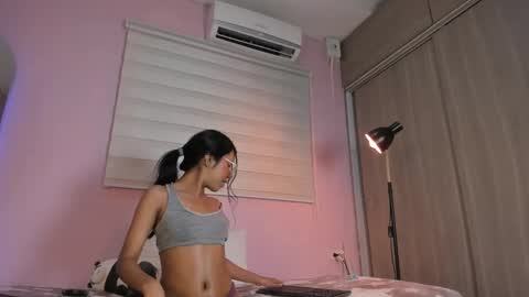 Snapshot of emily_sweett12 chatting on March 12, 2025, 6:33 pm Emily online show from March 12, 2025, 6:33 pm