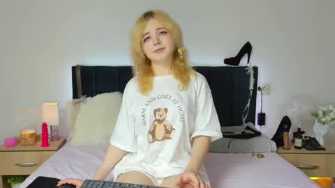 Baby Emelli online show from November 12, 2025, 7:53 am