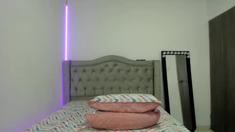 Camila online show from January 4, 2025, 11:06 pm