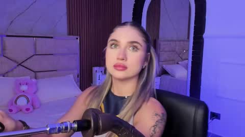 Snapshot of emilyhendrix_ chatting on February 12, 2025, 9:01 pm Emily Hendrix online show from February 12, 2025, 9:01 pm