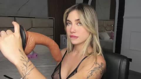 Snapshot of emilyhendrix_ chatting on February 24, 2025, 6:47 pm Emily Hendrix online show from February 24, 2025, 6:47 pm
