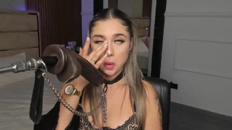 Snapshot of emilyhendrix_ chatting on March 8, 2025, 10:45 pm Emily Hendrix online show from March 8, 2025, 10:45 pm