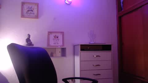 Emily Jang online show from February 24, 2025, 6:38 am