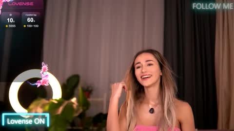 Snapshot of emilyraymont chatting on October 15, 2025, 4:01 am Emily online show from October 15, 2025, 4:01 am