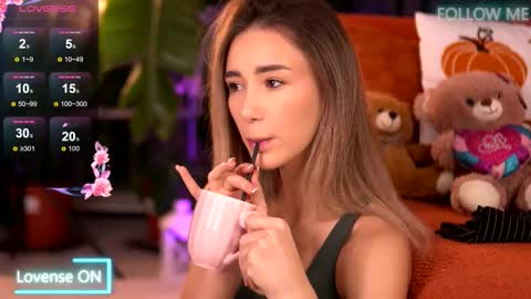 Snapshot of emilyraymont chatting on November 7, 2025, 4:23 am Emily online show from November 7, 2025, 4:23 am