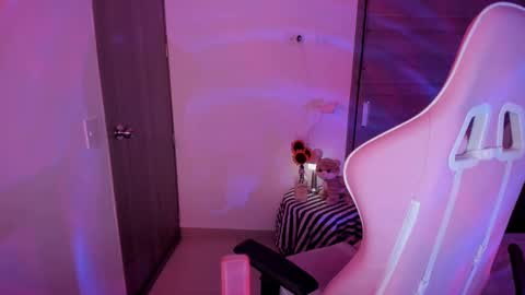 Snapshot of emilyrosss_ chatting on February 21, 2025, 3:45 am EMILY online show from February 21, 2025, 3:45 am