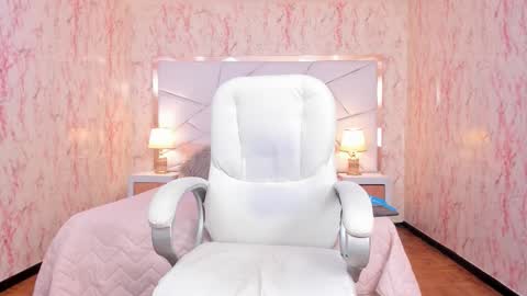 Snapshot of emilywhinfre chatting on October 5, 2025, 9:13 pm Emily 2200 - 600GMT-5 online show from October 5, 2025, 9:13 pm
