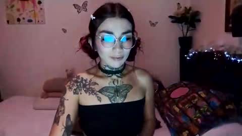 Snapshot of emilywhitee_ chatting on December 4, 2024, 2:53 am Valentina independent model online show from December 4, 2024, 2:53 am