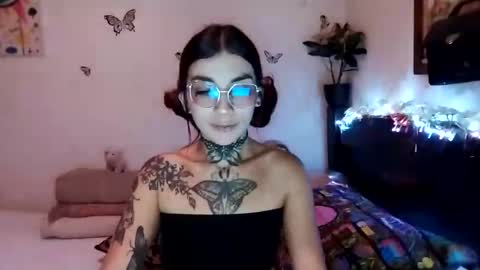 Snapshot of emilywhitee_ chatting on December 6, 2024, 3:52 am Valentina independent model online show from December 6, 2024, 3:52 am