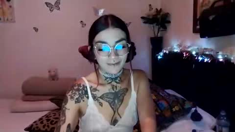 Snapshot of emilywhitee_ chatting on December 12, 2024, 2:04 am Valentina independent model online show from December 12, 2024, 2:04 am