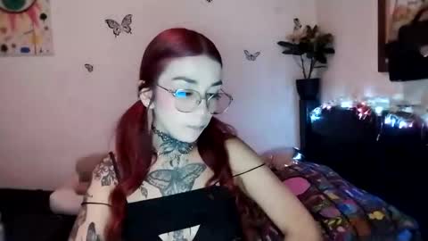 Snapshot of emilywhitee_ chatting on January 21, 2025, 2:43 am Valentina independent model online show from January 21, 2025, 2:43 am