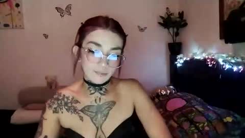 Snapshot of emilywhitee_ chatting on February 11, 2025, 2:35 am Valentina independent model online show from February 11, 2025, 2:35 am