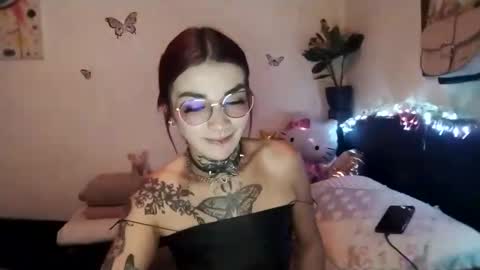 Snapshot of emilywhitee_ chatting on March 1, 2025, 3:43 am Valentina independent model online show from March 1, 2025, 3:43 am