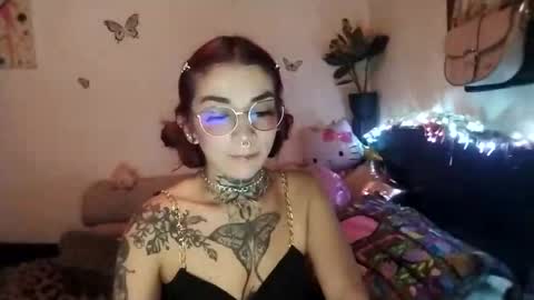 Snapshot of emilywhitee_ chatting on March 10, 2025, 3:23 am Valentina independent model online show from March 10, 2025, 3:23 am
