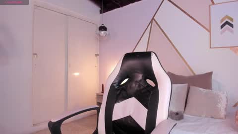 Snapshot of emma_carterr1 chatting on December 25, 2024, 7:56 pm pau online show from December 25, 2024, 7:56 pm