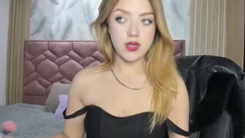 Snapshot of emma_ford1 chatting on October 2, 2025, 4:41 am Emma  online show from October 2, 2025, 4:41 am