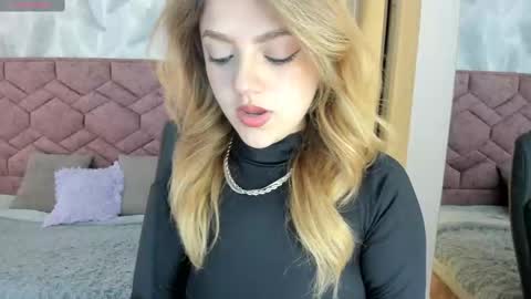 Snapshot of emma_ford1 chatting on October 7, 2025, 5:59 am Emma  online show from October 7, 2025, 5:59 am